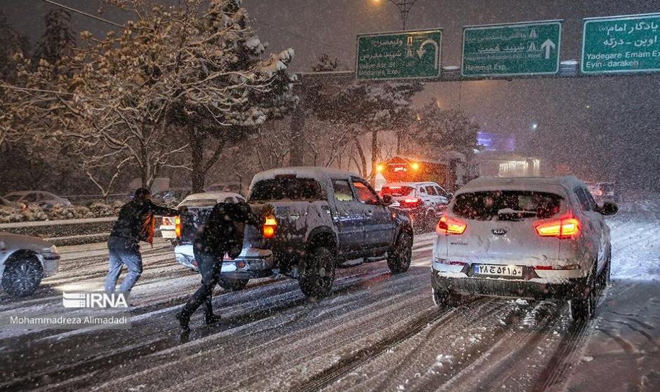 (تصاویر) وضعیت بحرانی خیابان‌های تهران در شب برفی