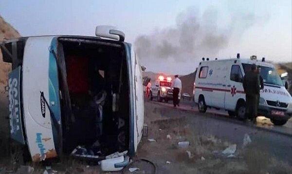 تعداد مصدومان واژگونی اتوبوس ایلام در گرمسار به ۳۵ نفر رسید