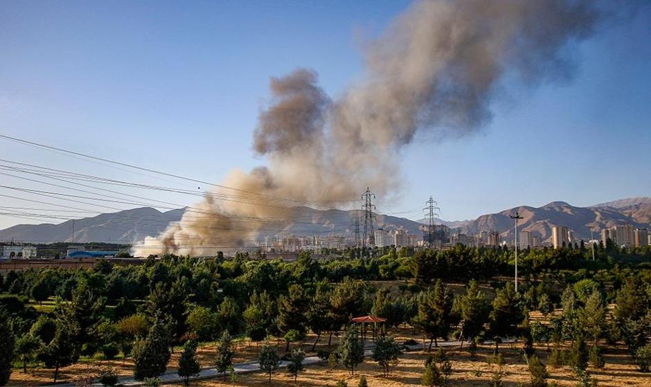 ادامه آتش سوزیهای زنجیره ای یا عمدی: تصاویر آتش سوزی در محوطه شرکت مواد غذایی بهنوش و شرکت شهر خودرو