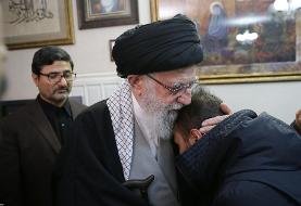 حضور آیت الله خامنه‌ای در خانه سردار سلیمانی و در آغوش کشیدن فرزند: خوشا به‌حال حاج قاسم که به آرزویش رسید