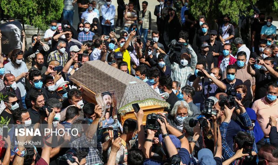 بدرقه «پدرسالار» به خانه ابدی: گزارش تصویری مراسم خاکسپاری محمدعلی کشاورز/ از هنرمندان تا مقامات و مردم