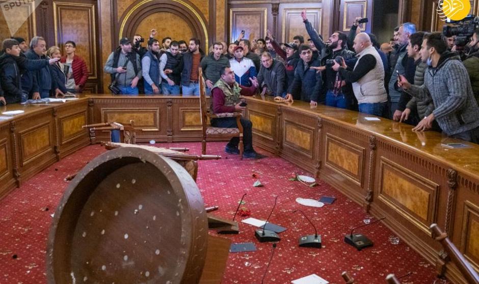 تصاویر: پس از امضای قرارداد صلح با آذربایجان معترضان پارلمان ارمنستان را تصاحب کردند