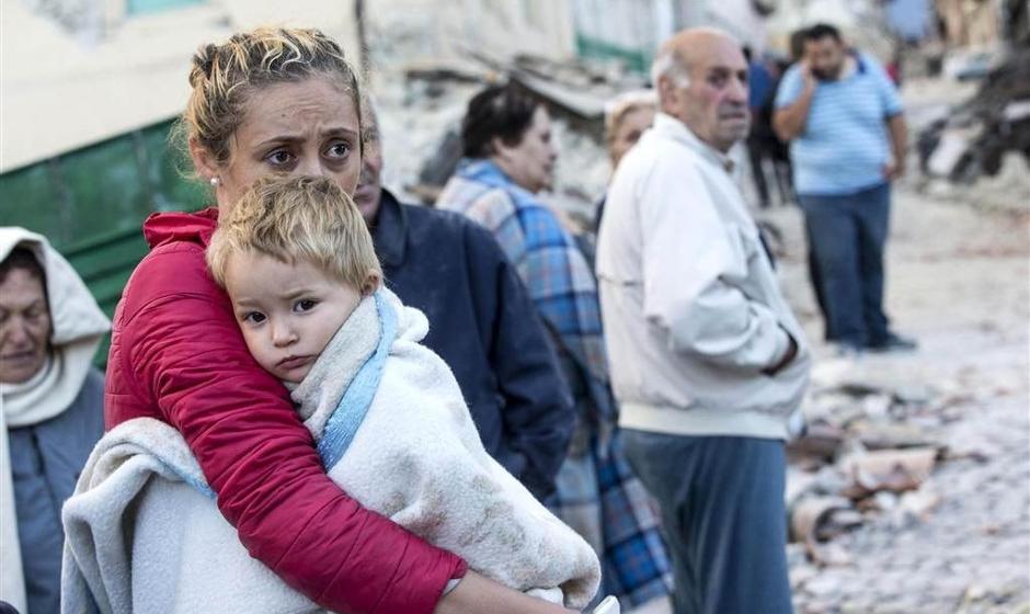 افزایش تعداد قربانیان زلزله ایتالیا با ادامه آوار برداری: ۲۵۰ کشته، صدها زخمی + عکس