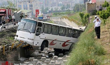 تصاویر واژگونی اتوبوس دانش‌آموزان دختر در بزرگره «یادگار امام» تهران/ ۲۴مصدوم
