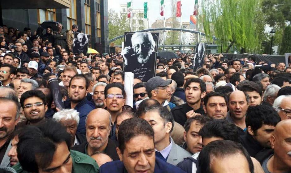 ۵۰ موبایل در مراسم تشییع جمشید مشایخی به سرقت رفت! دستگیری دو جیب‌بر