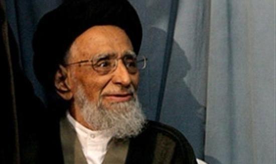 جمع آوری بنرهای سالگرد رحلت آیت‌‎الله طاهری، امام جمعه معترض اصفهان