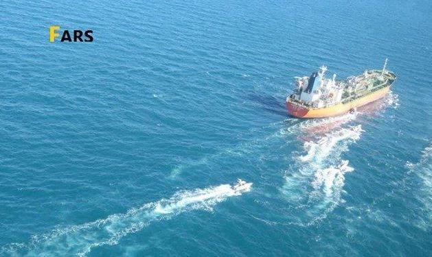 شناور حامل سوخت قاچاق توسط نیروی دریایی سپاه در خلیج فارس توقیف شد