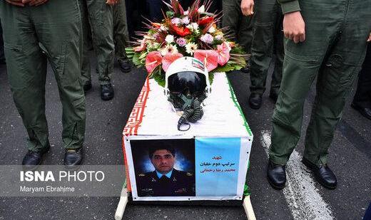 پیکر «محمدرضا رحمانی» خلبان سانحه میگ-۲۹ ارتش با حضور فرزند خردسال او «ایلیا» تشییع شد