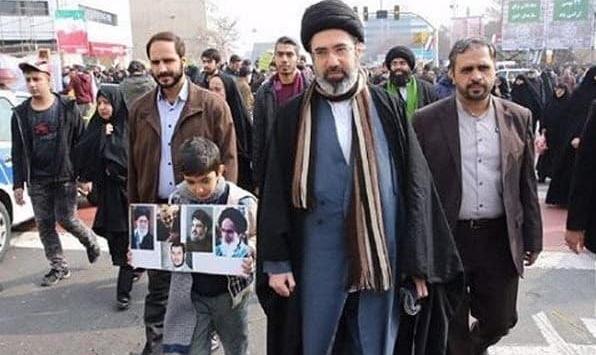 چه تصاویری در دستان پسر و نوه رهبری در راهپیمایی ۲۲ بهمن بود؟