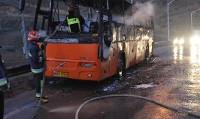 جزئیات حریق اتوبوس مسافربری با ۴۰ سرنشین در اتوبان قم (+عکس)