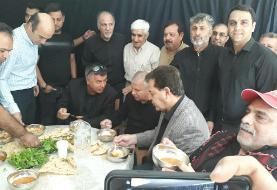 تصویری از آبگوشتخوری علی پروین در مراسم اربعین