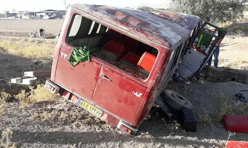 مصدومیت ۹ دانش آموز دختر در واژگونی مینی بوس مدرسه