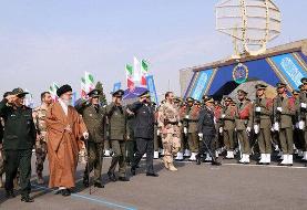 فیلم | لحظاتی دیدنی از سان‌دیدن فرمانده کل قوا از یگان‌های حاضر در میدان