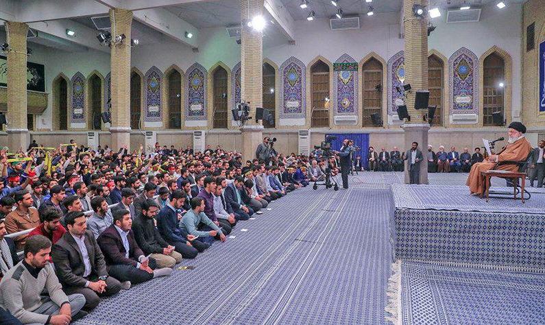 دیدار دانش‌آموزان و دانشجویان با  آیت الله خامنه ای در آستانه ۱۳ آبان