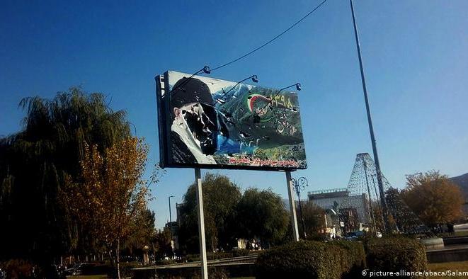 میرحسین با مقایسه حوادث ۱۷ شهریور ۵۷ با این هفته: آنجا فرمانده کشتار فرودستان جان به لب رسیده شاه بود و اینجا ولی فقیه