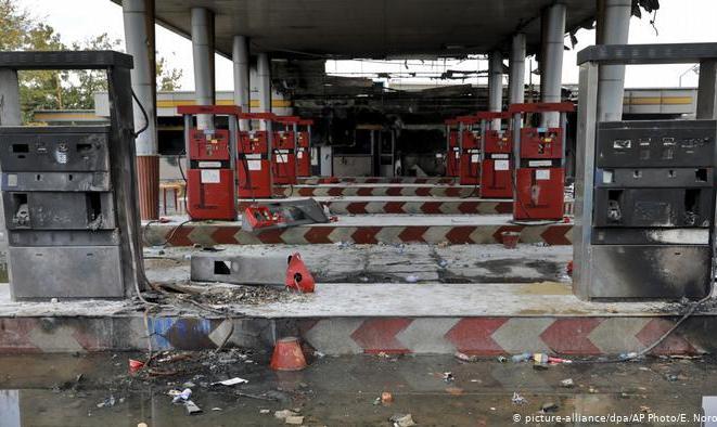 تصمیم افزایش قیمت بنزین کجا گرفته شد: در بیت رهبری یا کابینه دولت؟