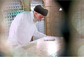 فیلم غبارروبی مضجع مطهر امام رضا (ع) با حضور رهبر انقلاب