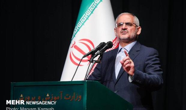 آموزش و پرورش تلاش خودرا برای افزایش جایگاه معلمان انجام می‌دهد