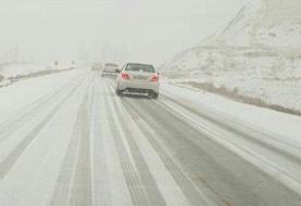 یخبندان و لغزندگی جاده‌ها و معابر شهری در پی بارش برف