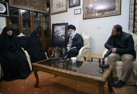 (تصویر) حضور رهبر انقلاب در منزل سردار شهید سلیمانی