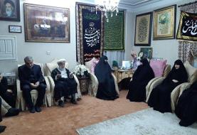 حضور آیت‌الله جنتی در منزل سردار سلیمانی