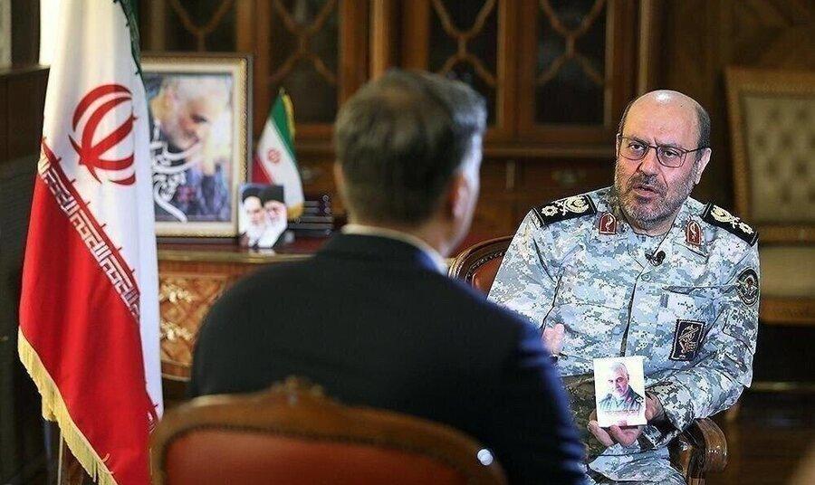 عکسی که مشاور رهبری با لباس نظامی در CNN به ترامپ نشان داد
