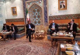 گفت‌وگوی جمعی از پزشکان ایرانی مقیم عمان با سفیر ایران در مسقط