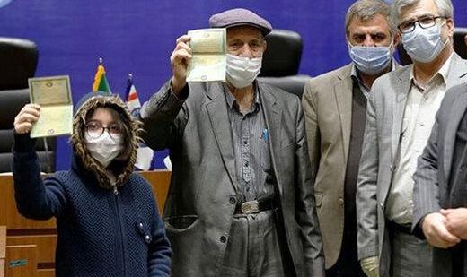 ببینید | رونمایی از نخستین شناسنامه ایرانی فرزندان اتباع خارجی
