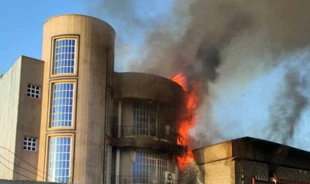 آتش سوزی گسترده در بندر گناوه: انبار ۳۰ میلیارد تومان لوازم خانگی طعمه شعله‌های آتش شد