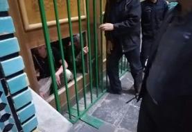 (ویدئو و عکس) شکستن درب حرم حضرت معصومه (س)