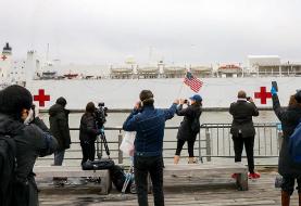 Photos show crowds of New Yorkers breaking social distancing rules and gawking at the USNS ...