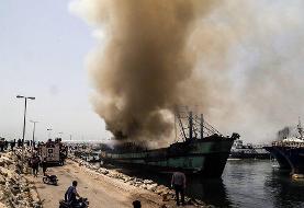 (تصاویر) حریق دو شناور در اسکله صیادی بندرعباس