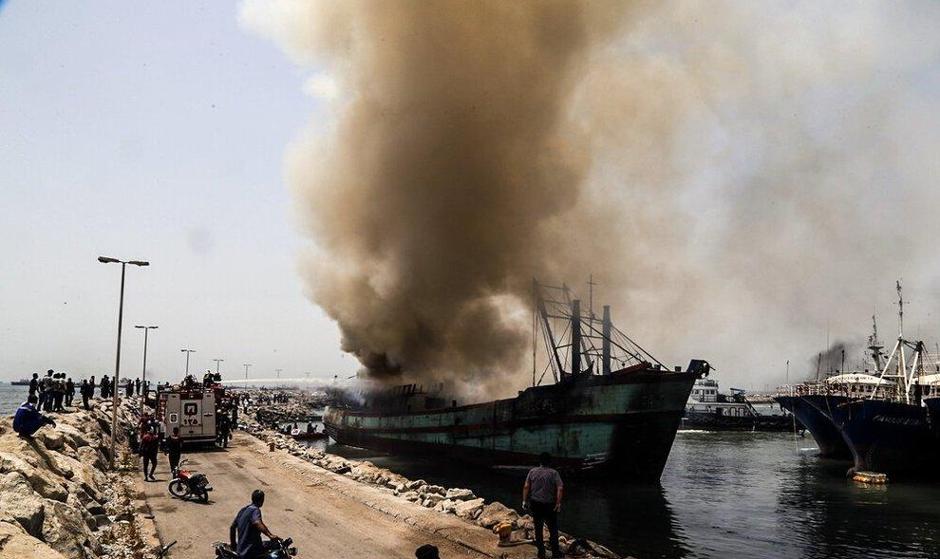 (تصاویر) حریق دو شناور در اسکله صیادی بندرعباس