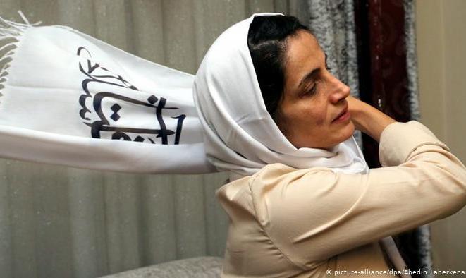 درخواست ۴۴ وکیل از نسرین ستوده: اعتصاب غذا را پایان دهید