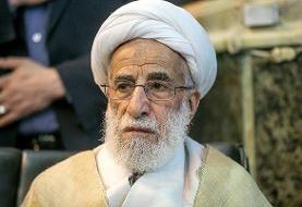 آیت‌الله جنتی کتاب‌های شخصی‌اش را به آستان حضرت معصومه اهدا کرد