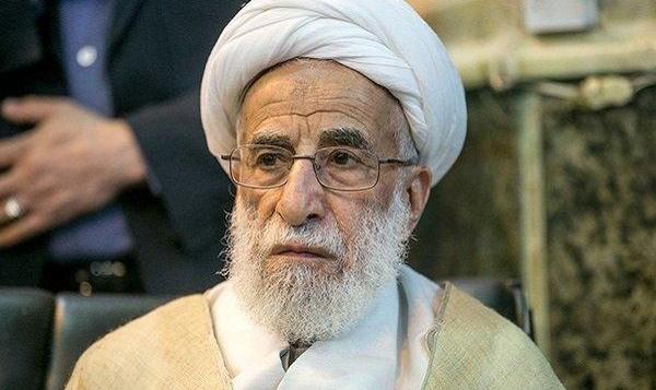آیت‌الله جنتی کتاب‌های شخصی‌اش را به آستان حضرت معصومه اهدا کرد