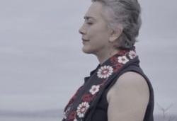 گفت‌وگو با مامک خادم درباره قطعه «آنسوی اقیانوس‌ها» و همکاری با کریس مارتین