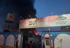 حریق گسترده در کارخانه رنگ بارک قم