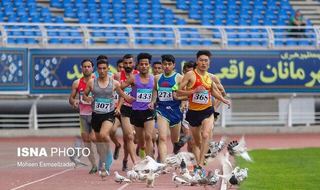 تصاویر | اتفاقی نادر در پیست دو و میدانی | کبوترهای ناخوانده زیر دست و ...