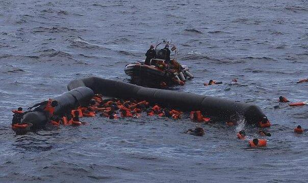 (تصاویر) تصادف مرگبار قایق با کشتی باری در بنگلادش