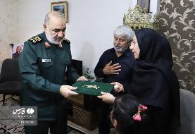 تصاویر | دیدار فرمانده سپاه با خانواده شهدای امنیت | عکس صمیمی سردار سلامی با فرزند شهید