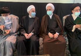 ‏حسن روحانی در مجلس ختم آیت‌الله ری شهری کنار محسنی ‎اژه‌ای/ عکس