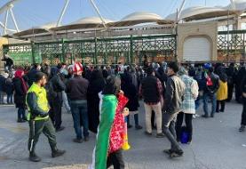 زنان پشت در بسته ورزشگاه مشهد | وزیر کشور : کام مردم ایران تلخ شد / با متخلفان برخورد جدی می شود