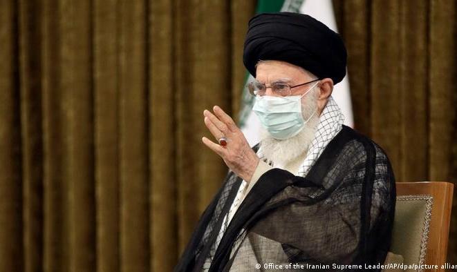 خامنه‌ای: دشمنان القا می‌کنند که مسئولان کشورداری بلد نیستند