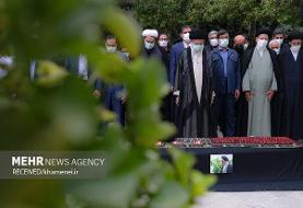 اقامه نماز رهبرمعظم انقلاب بر پیکر حجت‌الاسلام دعایی