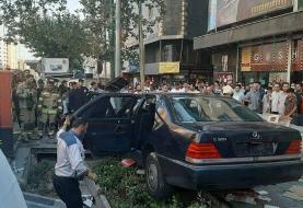 تصادف ماشین تشریفات در خیابان ولیعصر/ ۲ نفر مصدوم شدند