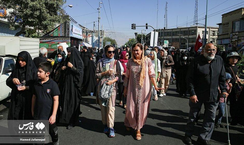 تصاویر زنان اسپانیایی در پیاده روی جاماندگان اربعین در میدان امام حسین (ع)