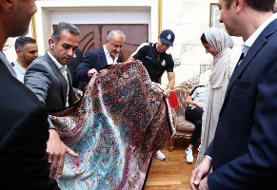 فرش اهدایی پرسپولیس به رونالدو در پذیرایی خانه کریس (فیلم)