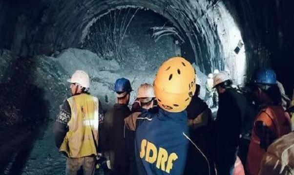 تلاش برای نجات ۴۰ کارگر گرفتار در اثر ریزش تونل در هند
