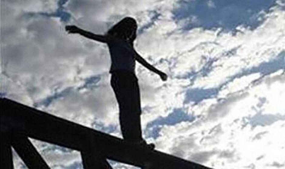 خودکشی دختر ۱۷ ساله در تهران / دستنوشته انگیزه اش را فاش کرد